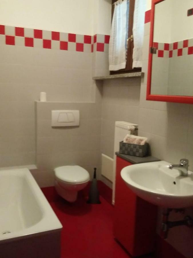 Casa Vacanza Il Glicine Casale Corte Cerro Exteriér fotografie