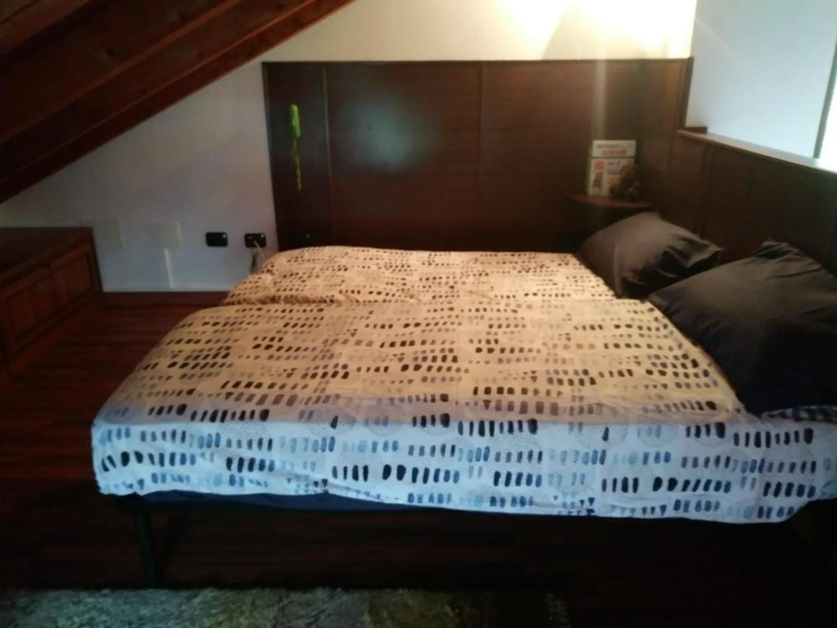 Casa Vacanza Il Glicine Casale Corte Cerro Exteriér fotografie