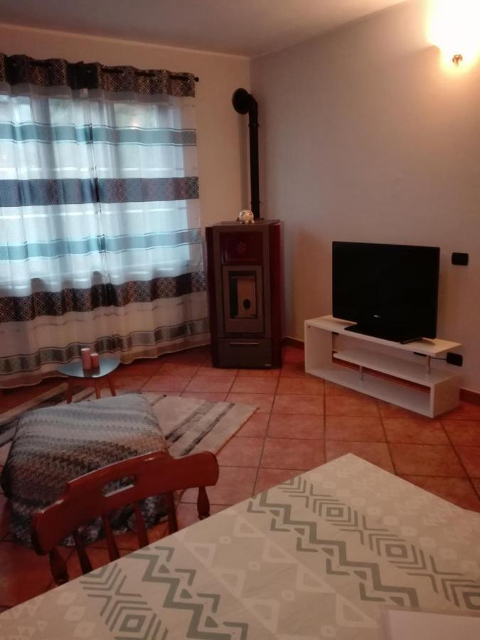 Casa Vacanza Il Glicine Casale Corte Cerro Exteriér fotografie